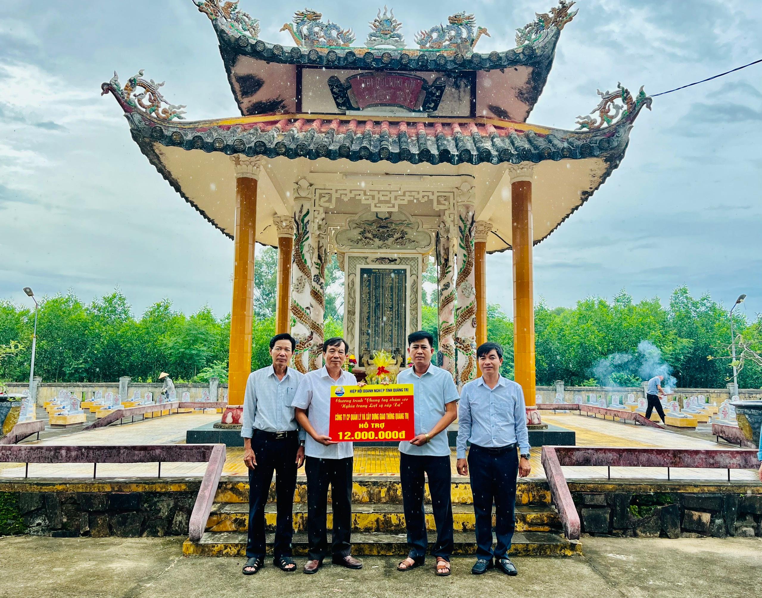 Công ty cổ phần quản lý và xây dựng giao thông Quảng Trị hỗ trợ cho UBND xã Cam Thuỷ kinh phí bảo vệ và chăm sóc Nghĩa trang liệt sỹ xã
